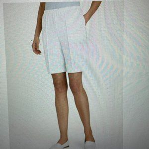 NO IRON creased shorts/ NEW White